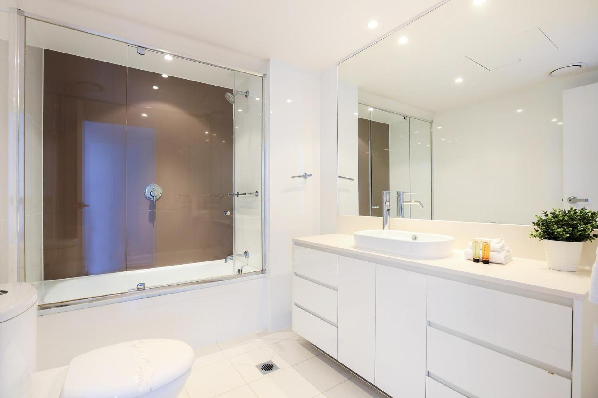 Number 1 H Residences - Wifi, Parking & By Holidays *